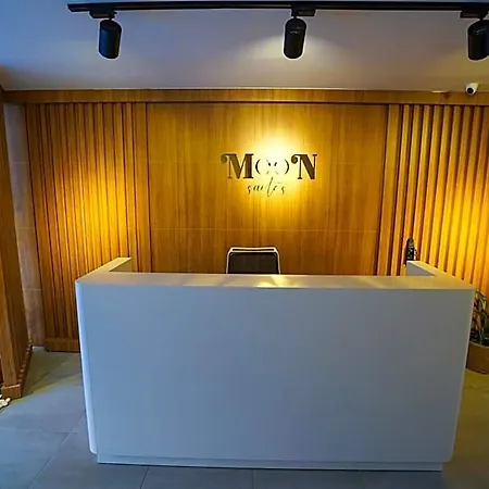 Moon 4*