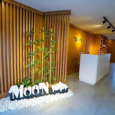 Moon 4*